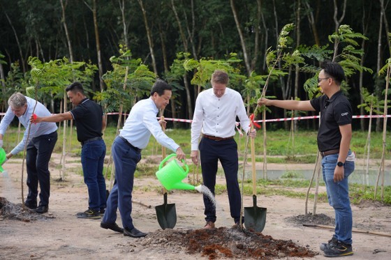 Deputy Prime Minister Le Minh Khai and Vice President of the LEGO Group Preben Elnef plant trees Deputy Prime Minister Le Minh Khai and Vice President of the LEGO Group Preben Elnef plant trees