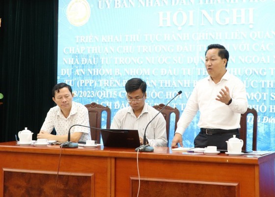 Chairman of Thu Duc City People's Committee Hoang Tung speaks at the conference. Chairman of Thu Duc City People's Committee Hoang Tung speaks at the conference.