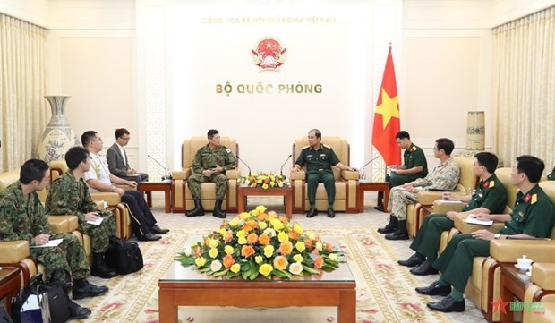 Sen. Lieut. Gen Phung Si Tan, Deputy Chief of the General Staff of the Vietnam People’s Army (centre, right) and Lieut. Gen. Ueda Kazumasa, Chief of Staff for Japanese Ground Component Command at their meeting in Hanoi on September 15 (Photo: qdnd.vn) Sen. Lieut. Gen Phung Si Tan, Deputy Chief of the General Staff of the Vietnam People’s Army (centre, right) and Lieut. Gen. Ueda Kazumasa, Chief of Staff for Japanese Ground Component Command at their meeting in Hanoi on September 15 (Photo: qdnd.vn)