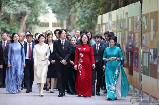 Vice President Vo Thi Anh Xuan and Japanese Crown Prince Akishino, Princess Kiko and delegates walk in the relic site. (Photo: SGGP)