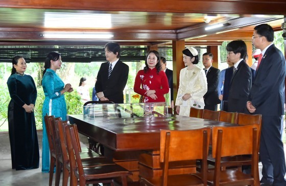Vice President Vo Thi Anh Xuan and Japanese Crown Prince Akishino, Princess Kiko and other delegates listen to a tour guide of the relic site’s introduction of the stilt house. (Photo: SGGP)