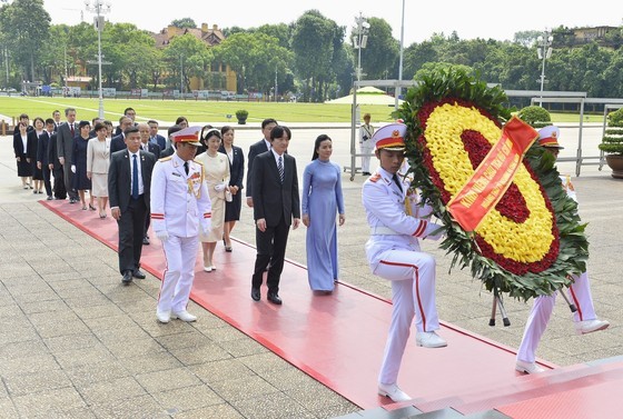 Crown Prince Akishino and Princess Kiko lay flowers at Ho Chi Minh's Mausoleum on the morning of September 21. (Photo: SGGP) Crown Prince Akishino and Princess Kiko lay flowers at Ho Chi Minh's Mausoleum on the morning of September 21. (Photo: SGGP)