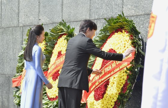Crown Prince Akishino and Princess Kiko lay flowers at Ho Chi Minh's Mausoleum on the morning of September 21. (Photo: SGGP) Crown Prince Akishino and Princess Kiko lay flowers at Ho Chi Minh's Mausoleum on the morning of September 21. (Photo: SGGP)