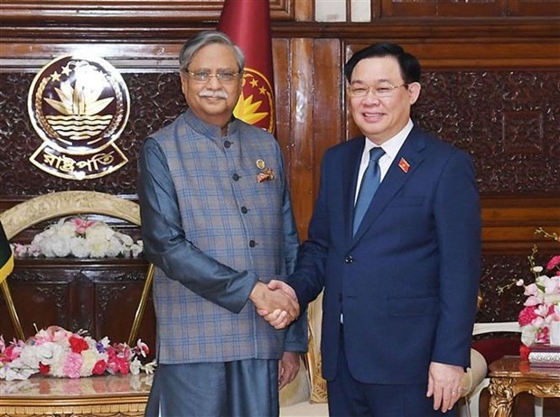 National Assembly Chairman Vuong Dinh Hue (right) meets with President of Bangladesh Mohammed Shahabuddin in Dhaka. (Photo: VNA) National Assembly Chairman Vuong Dinh Hue (right) meets with President of Bangladesh Mohammed Shahabuddin in Dhaka. (Photo: VNA)