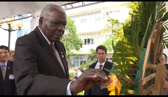 Mr. Esteban Lazo Hernández lays flowers in memory of President Fidel Castro at the memorial monument on the campus of Vietnam - Cuba Friendship Hospital Dong Hoi