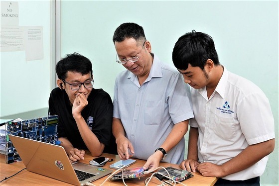 Students and lecturers during practical class at the laboratory of the Ho Chi Minh City University of Technology's Faculty of Electrical and Electronics Engineering. Students and lecturers during practical class at the laboratory of the Ho Chi Minh City University of Technology's Faculty of Electrical and Electronics Engineering.