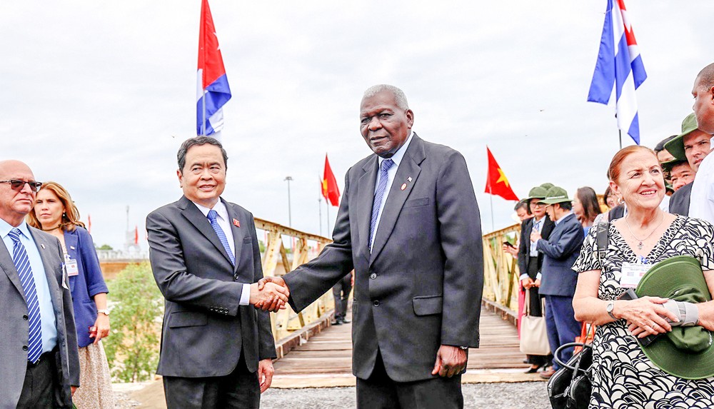 Politburo member and Standing Vice Chairman of the Vietnamese National Assembly Tran Thanh Man (L) shakes hands with President of the National Assembly of People&apos;s Power of Cuba Esteban Lazo Hernandez