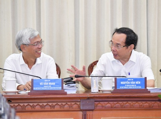 Secretary of Ho Chi Minh City Party Committee Nguyen Van Nen (R) and Vice Chairman of the municipal People&apos;s Committee Vo Van Hoan at the conference