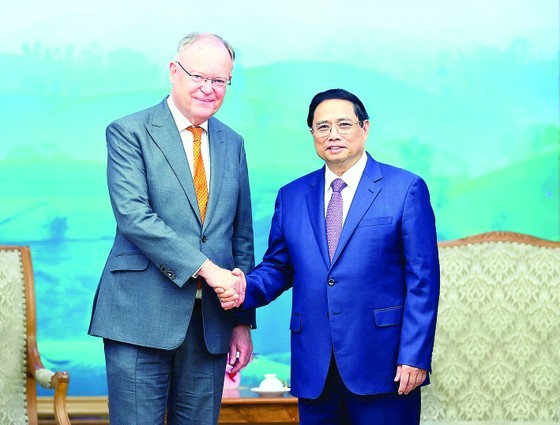 Prime Minister Pham Minh Chinh (R) shakes hands with Minister-President of Germany’s Lower Saxony state Stephan Weil Prime Minister Pham Minh Chinh (R) shakes hands with Minister-President of Germany’s Lower Saxony state Stephan Weil