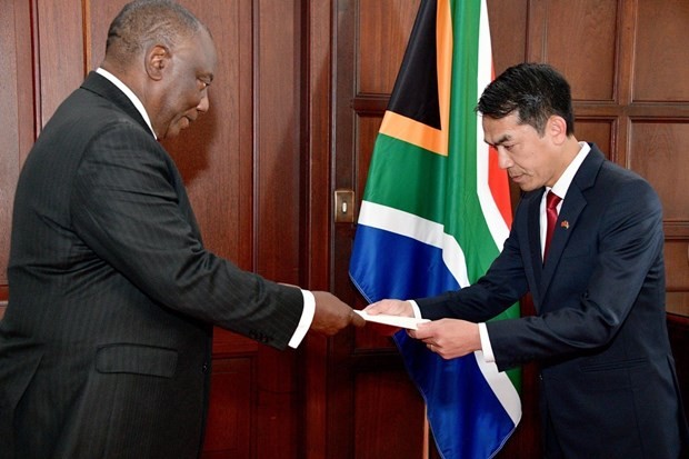 Vietnamese Ambassador Hoang Sy Cuong (R) presents President Vo Van Thuong’s credentials to President of South Africa Cyril Ramaphosa. (Photo: VNA) Vietnamese Ambassador Hoang Sy Cuong (R) presents President Vo Van Thuong’s credentials to President of South Africa Cyril Ramaphosa. (Photo: VNA)