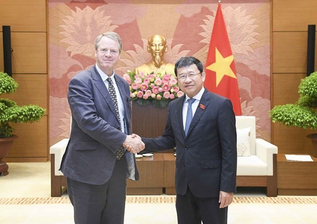Chairman of the National Assembly’s Committee for External Relations Vu Hai Ha (right) and Secretary of State for Scotland of the UK Alister Jack. (Photo: quochoi.vn)