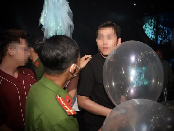 An employee of a discotheque is caught red-handed to sell laughing gas to people An employee of a discotheque is caught red-handed to sell laughing gas to people