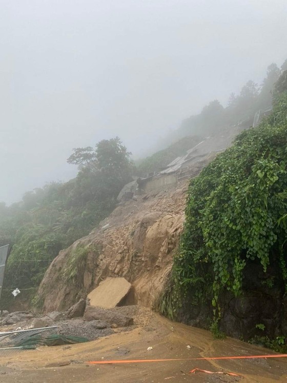 Rainfall-triggered landslides just occurred at the National Highway 1A through Hai Van Pass. Rainfall-triggered landslides just occurred at the National Highway 1A through Hai Van Pass.