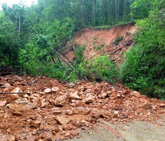 Heavy-precipitation-triggered cascading rocks and soil close the provincial Road 551 in Ha Tinh Province