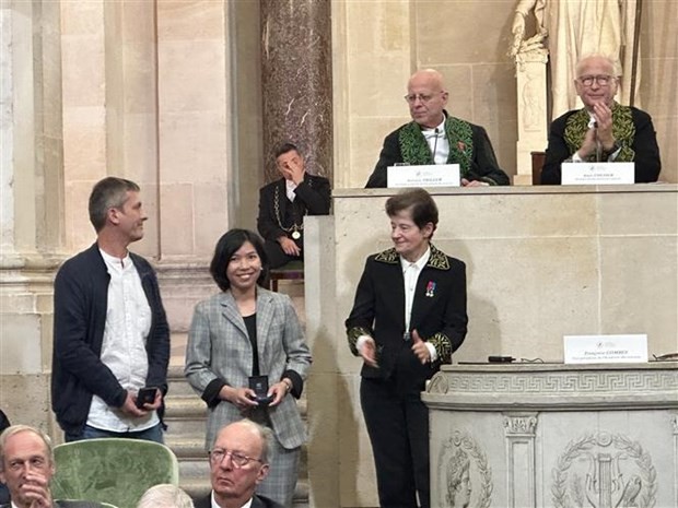 Dr. Hoang Thi Giang (standing, front, middle) at the awarding ceremony in Paris on October 17(Photo: VNA) Dr. Hoang Thi Giang (standing, front, middle) at the awarding ceremony in Paris on October 17(Photo: VNA)