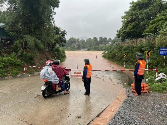 Policemen and safe guards prevent people from traveling in submerged areas Policemen and safe guards prevent people from traveling in submerged areas