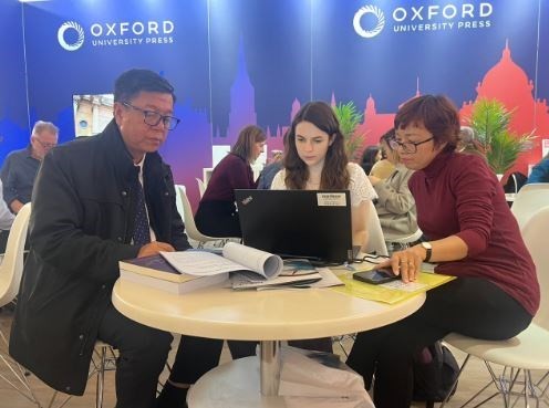 Representatives of the National Political Publishing House at a working session with the Oxford University Press within the Frankfurt Book Fair 2023. (Photo: VNA) Representatives of the National Political Publishing House at a working session with the Oxford University Press within the Frankfurt Book Fair 2023. (Photo: VNA)