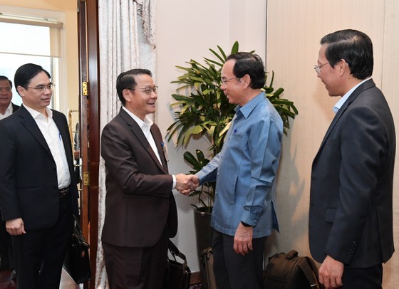 Secretary of the Ho Chi Minh City Party Committee Nguyen Van Nen (2, R) shakes hands Governor of Xaysomboun Province Phoykham Houngbounyuang (2, L)