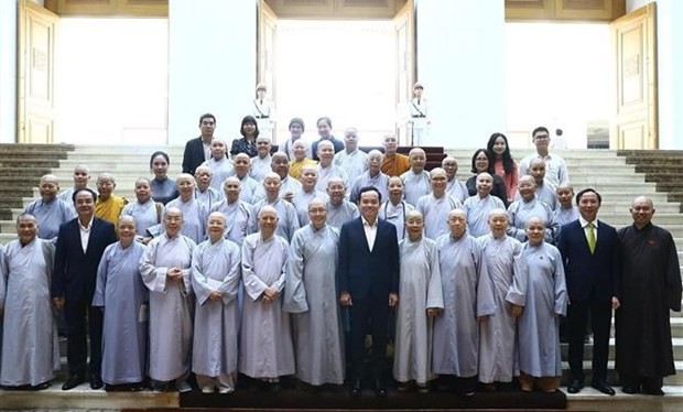 Deputy PM Tran Luu Quang, officials, and Buddhist nuns pose for a group photo at the meeting on October 25. (Photo: VNA) Deputy PM Tran Luu Quang, officials, and Buddhist nuns pose for a group photo at the meeting on October 25. (Photo: VNA)