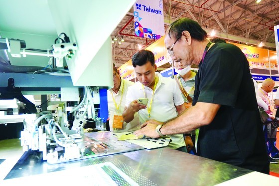 Textile and garment businesses learn about automatic machine systems using new technology at the Textile and Garment Industry Exhibition, held from October 25 to 28 in Ho Chi Minh City (Photo: SGGP) Textile and garment businesses learn about automatic machine systems using new technology at the Textile and Garment Industry Exhibition, held from October 25 to 28 in Ho Chi Minh City (Photo: SGGP)