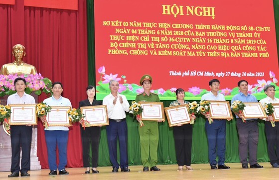 Vice Chairman of Ho Chi Minh City People's Committee Ngo Minh Chau awards certificates of merit from the Ho Chi Minh City People's Committee to groups and individuals with outstanding achievements. (Photo: SGGP) Vice Chairman of Ho Chi Minh City People's Committee Ngo Minh Chau awards certificates of merit from the Ho Chi Minh City People's Committee to groups and individuals with outstanding achievements. (Photo: SGGP)