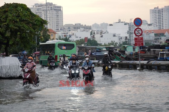 Roads in HCMC are submerged Roads in HCMC are submerged