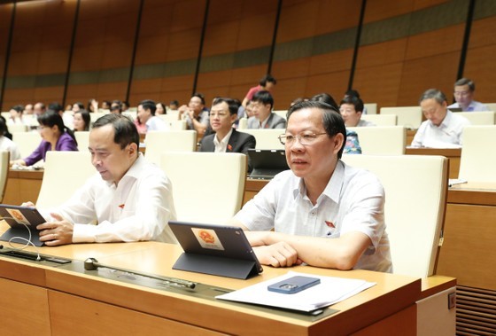 Chairman of the HCMC People&apos;s Committee Phan Van Mai at the NA&apos;s session