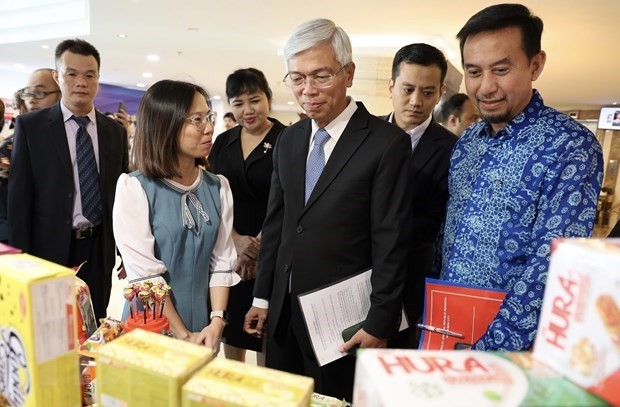 At a display of Halal products (Photo: VNA) At a display of Halal products (Photo: VNA)