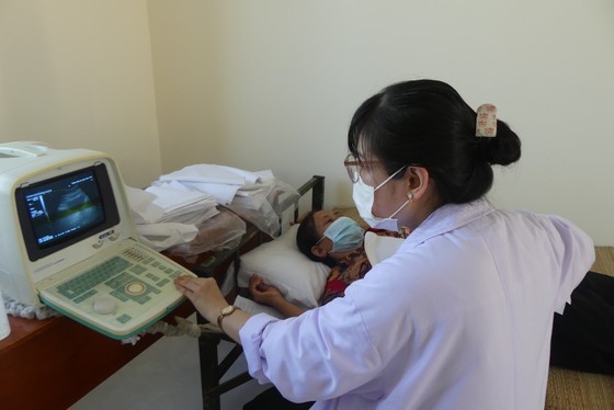 Poor residents receive medical checkups and medicine gratis  ảnh 3