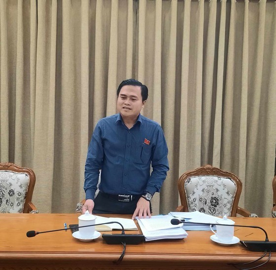 Head of the Department of Culture and Society Cao Thanh Binh at the session