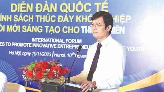 First Secretary of the Central Committee of the Ho Chi Minh Communist Youth Union (HCYU) Bui Quang Huy speaks at the forum