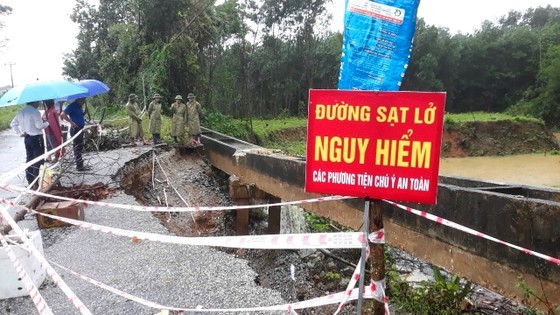 The landslide continues to spread and dig deep into the roadbed The landslide continues to spread and dig deep into the roadbed