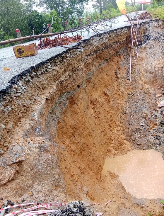 The landslide continues to spread and dig deep into the roadbed The landslide continues to spread and dig deep into the roadbed