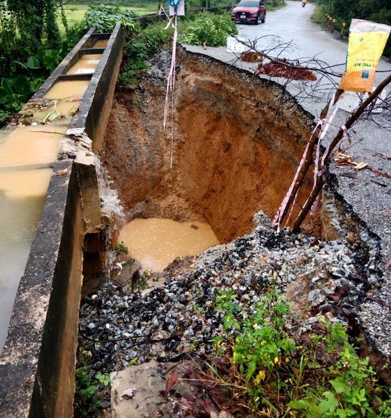 The landslide continues to spread and dig deep into the roadbed The landslide continues to spread and dig deep into the roadbed