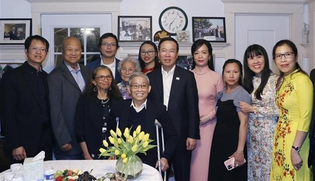 President Vo Van Thuong and his spouse visit the family of Pham Van Tich (Photo: VNA) President Vo Van Thuong and his spouse visit the family of Pham Van Tich (Photo: VNA)