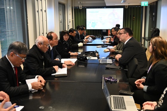 At the meeting between the Vietnamese delegation and Mr. Samu Seitsalo, Director of the Finnish National Agency for Education’s International Relations Division At the meeting between the Vietnamese delegation and Mr. Samu Seitsalo, Director of the Finnish National Agency for Education’s International Relations Division