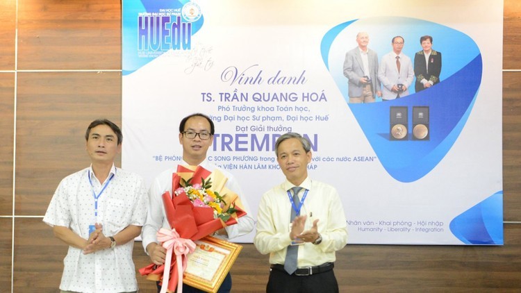Mathematician Tran Quang Hoa is honored at Hue University of Education Mathematician Tran Quang Hoa is honored at Hue University of Education
