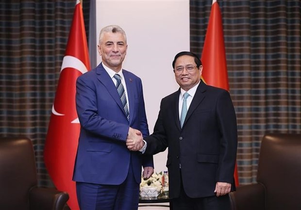 Prime Minister Pham Minh Chinh (R) and Turkish Minister of Trade Omer Bolat at their meeting in Ankara on November 29. (Photo: VNA) Prime Minister Pham Minh Chinh (R) and Turkish Minister of Trade Omer Bolat at their meeting in Ankara on November 29. (Photo: VNA)