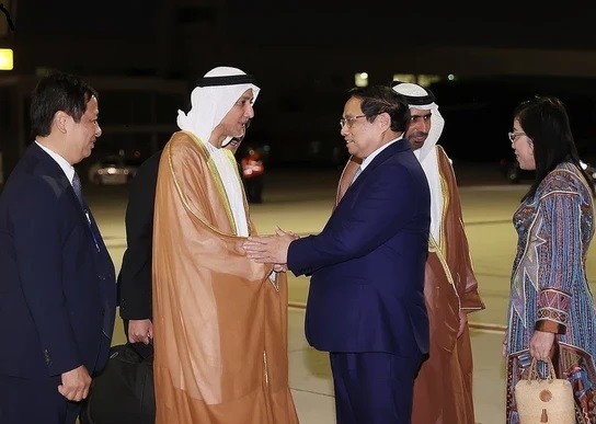 Prime Minister Pham Minh Chinh (front, right) is welcomed at the Al Maktoum International Airport, Dubai (Photo: VNA) Prime Minister Pham Minh Chinh (front, right) is welcomed at the Al Maktoum International Airport, Dubai (Photo: VNA)