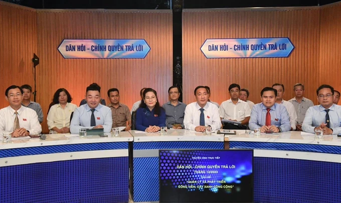 Chairwoman of the HCMC People’s Council Nguyen Thi Le and meeting participants voter-3497.jpeg