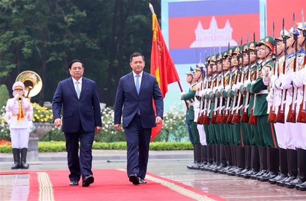 Prime Minister Pham Minh Chinh (L) and his Cambodian counterpart Samdech Moha Bovor Thipadei Hun Manet inspect the guard of honor (Photo: VNA) cambodia-6109.jpg