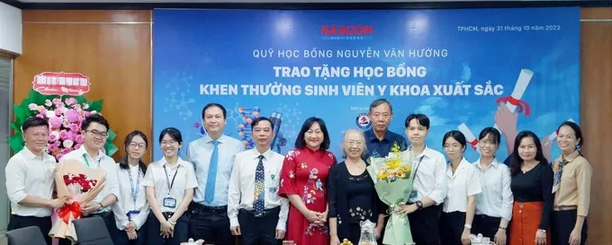 Students majoring in healthcare receive Nguyen Van Huong scholarship edu-4125.jpg