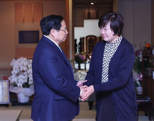 Prime Minister Pham Minh Chinh (L) visits widow Abe Akie (Photo: VNA) pm-chinh-5445.jpg