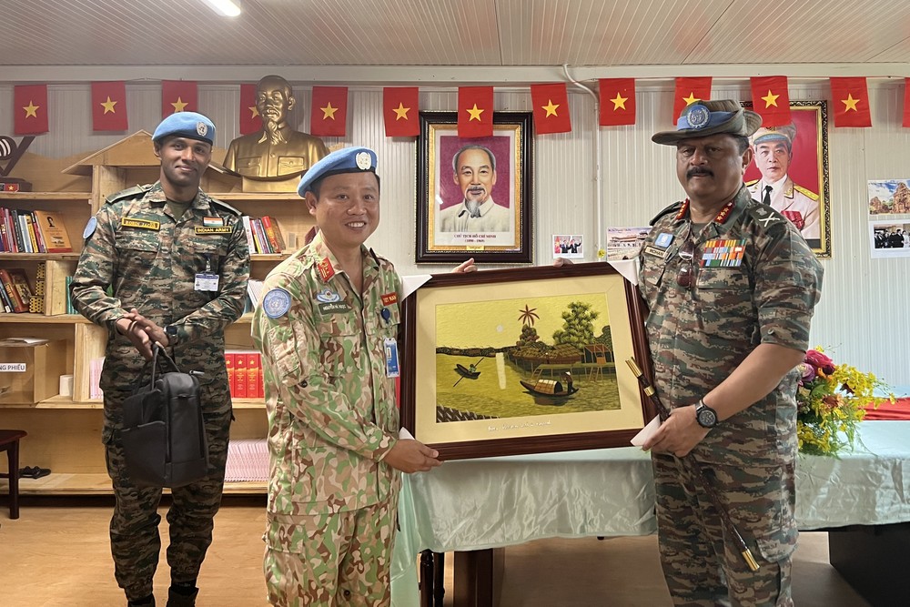 Lieutenant Colonel Nguyen Ha Ngoc gifts Lieutenant General Mohan Subramanian anh-2-5986jpg-6897.jpg