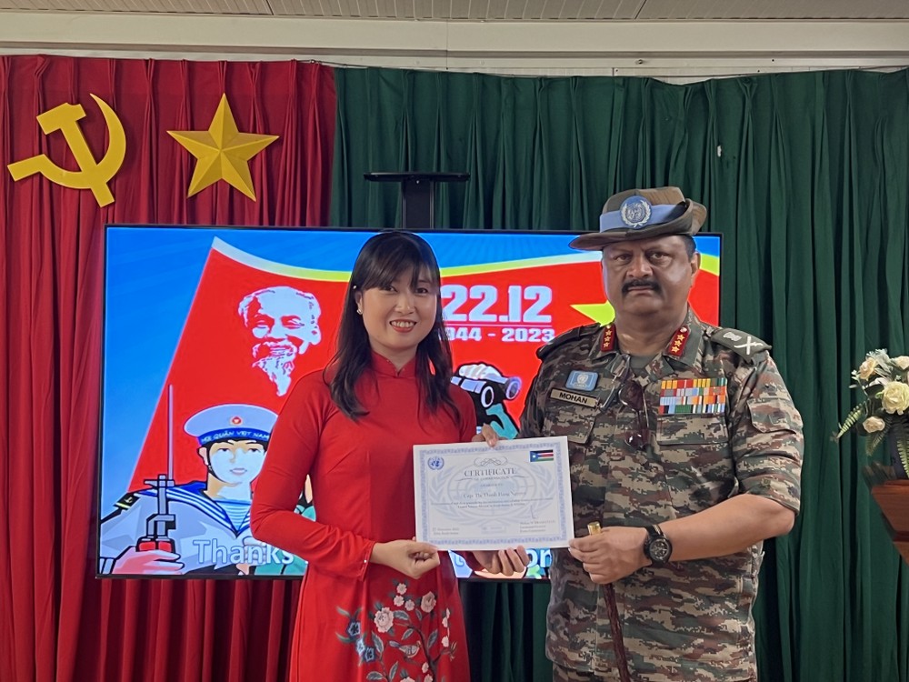 Lieutenant General Mohan Subramanian awards a certificate of merit to the Vietnamese Senior Lieutenant un-347.jpg