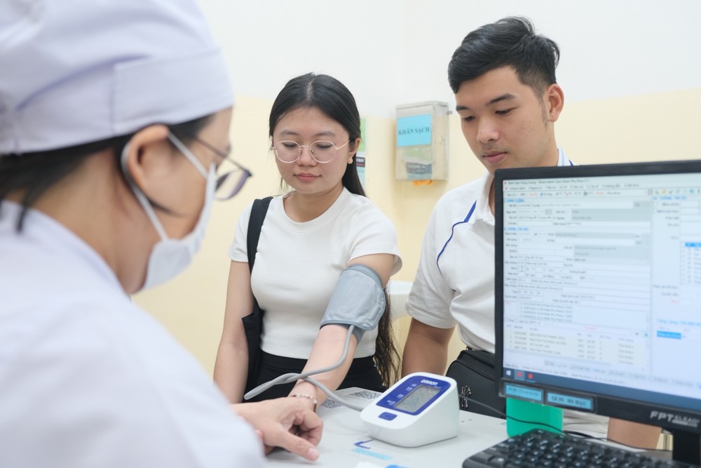 A medical worker provide pre-marital health check for a couple tien-hon-nhan-503.jpg