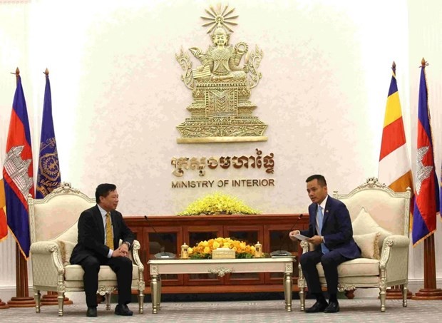 Cambodian Deputy Prime Minister and Minister of Interior Sar Sokha (R) and Vietnamese Ambassador to Cambodia Nguyen Huy Tang (Photo: VNA) cambodia-1-3487.jpg