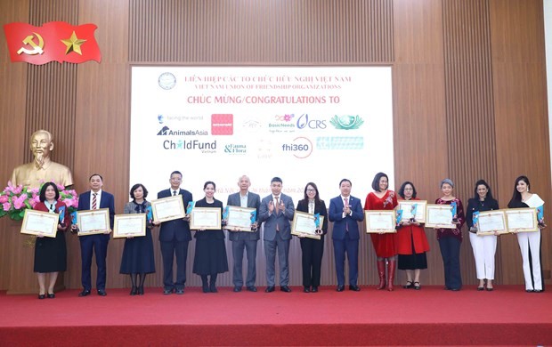 Foreign NGOs honoured for their contributions to socio-economic development. (Photo: VNA) vna-potal-le-ghi-nhan-dong-gop-cua-cac-to-chuc-phi-chinh-phu-nuoc-ngoai-danh-cho-viet-nam-nam-2023-7149036-6659.jpg