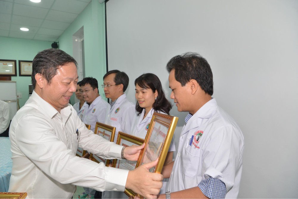 Vice Chairman of Ho Chi Minh City People's Committee Duong Anh Duc awards certificates of merit to surgical team 03f64319-faf7-4d88-ae55-c1fced9d00c5-4277jpg-344.jpg