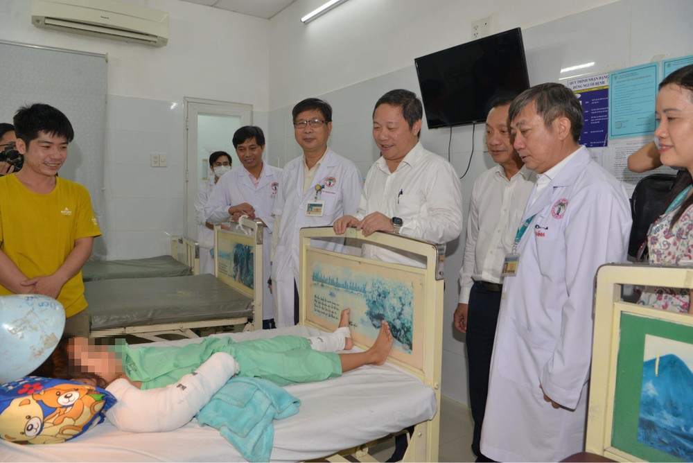 Vice Chairman Duc and doctors also gift the baby girl childpatient-7529.jpg